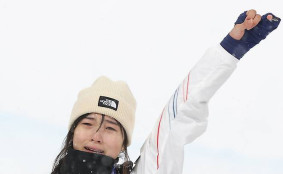 최가온, 눈발 속 가장 높이 날았다…금메달 확정 뒤 눈물