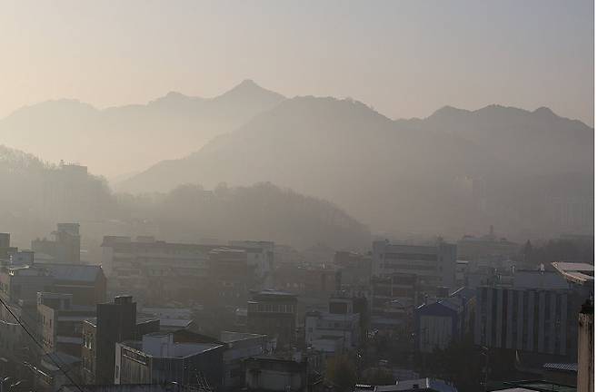 아침 기온↓ ‘4월의 한파특보’…황사에 미세먼지